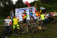成都一哥“疯子”三连冠 川渝速降联赛歌乐山站