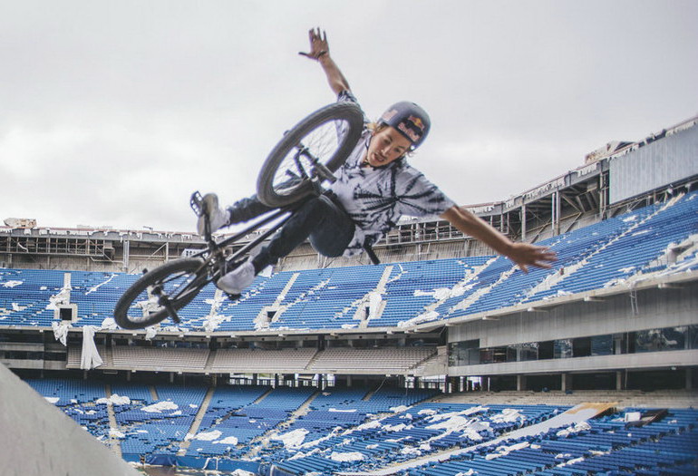 Tyler Fernegal与废弃体育馆(年度最唯美BMX电影)