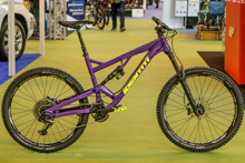 泥浆地里的开路机：2017 Identiti Mettle enduro车
