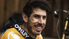 世界杯车手吉·​阿瑟顿​(Gee Atherton)股骨、手腕、肋骨、鼻子和眼窝骨折，手术后情况稳定