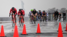 Red Hook Crit自行车赛在布鲁克林街区上演