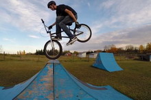 草地上的BMX道具场