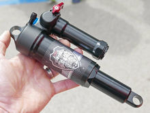 简单易养，拒绝特殊工具：Manitou Mara Pro气压后避震器